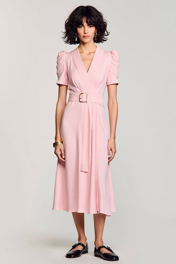 Różowa sukienka do pracy midi z dekoltem w szpic i paskiem